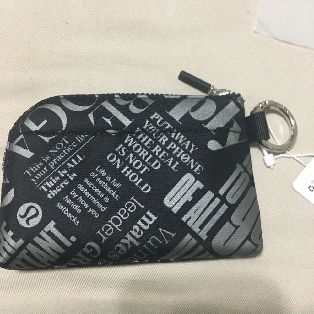 Lululemon Clippable Card Pouch Manifesto Print black / gray